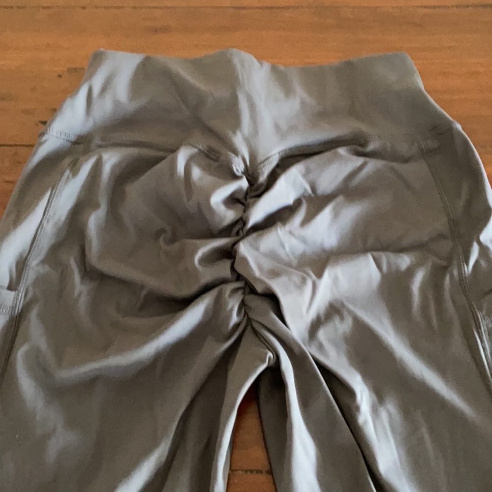 Gathered booty legging with side leg pockets